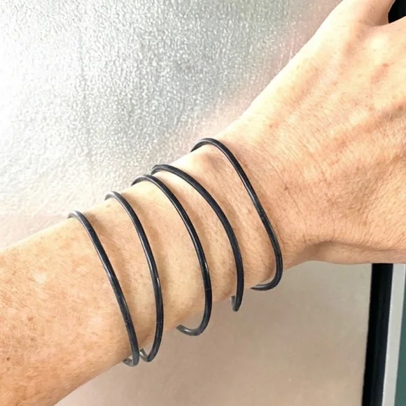 Hot Topic Black Rubber Gummy Bracelets 10 pc Silicone Jelly Wristbands 80s retro - Picture 1 of 10